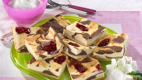 Preiselbeer-Schoko-Käse-Blechkuchen Rezept - Foto: Maass