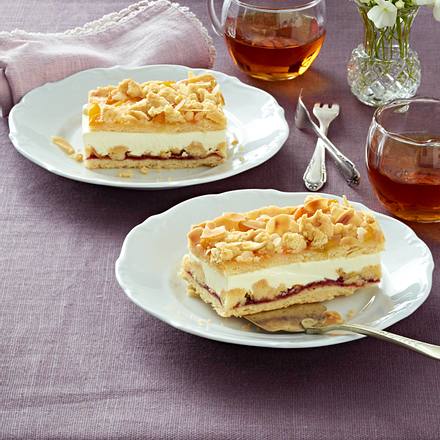 Preiselbeer-Streuselschnitten mit Sahnecreme Rezept