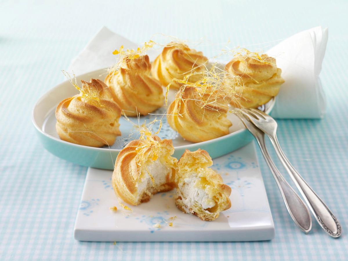 Profiteroles mit Vanillesahne-Füllung und Karamellfäden Rezept