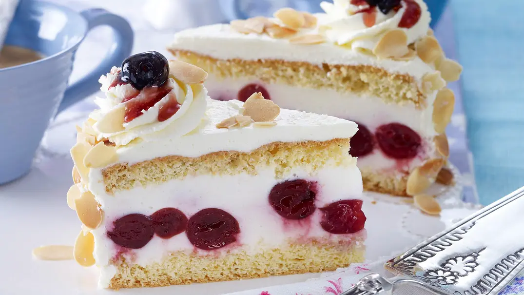 Prosecco-Amarena-Kirsch-Torte Rezept - Foto: LECKER @ Bauer Media Group Prosecco-Amarena-Kirsch-Torte Rezept - Foto: LECKER @ Bauer Media Group