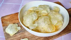 Protein-Chips aus Harzer Käse in einer weißen Schüssel serviert, zwei Chips liegen daneben. - Foto: LECKER @ Bauer Media Group / Max Bergmann