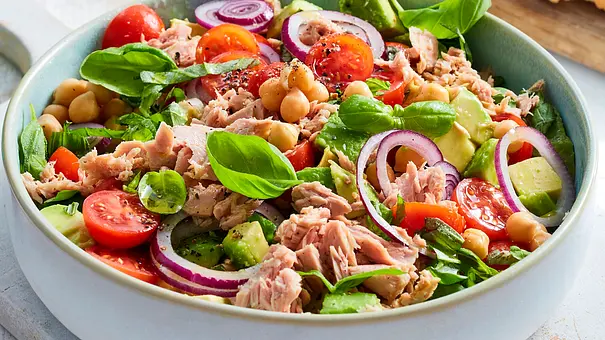 Protein-Salat mit Kichererbsen, Kirschtomaten, roten Zwiebeln und Thunfisch in einer flachen Schale - Foto: LECKER @ Bauer Media Group