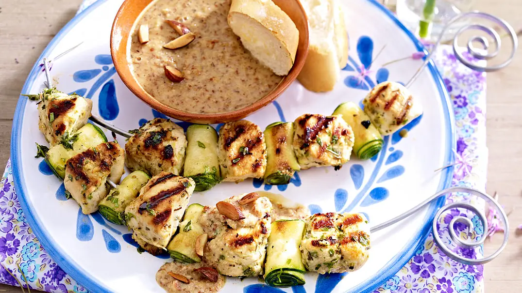 Provenzalische Hähnchenspieße mit Mandeldip Rezept - Foto: LECKER @ Bauer Media Group Provenzalische Hähnchenspieße mit Mandeldip Rezept - Foto: LECKER @ Bauer Media Group