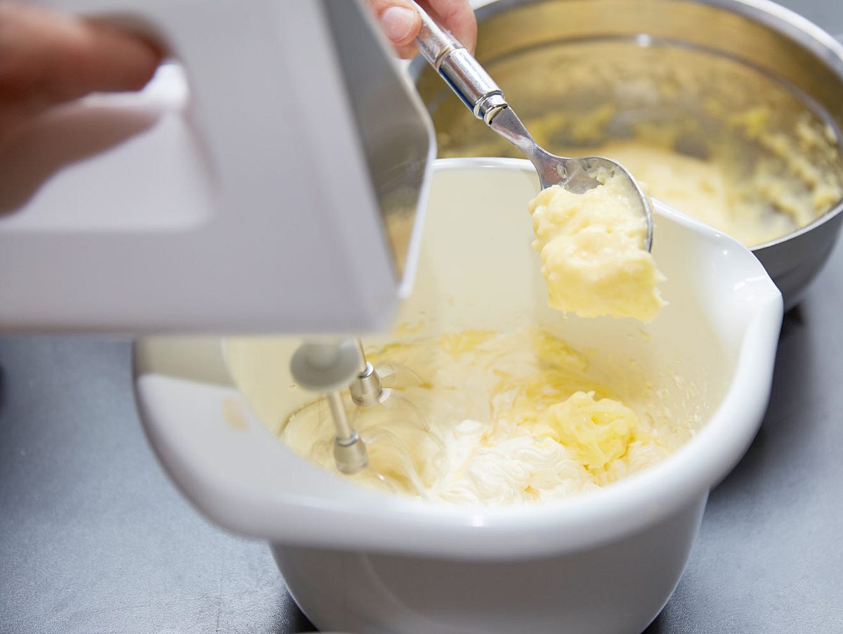 Pudding der Butter zugeben