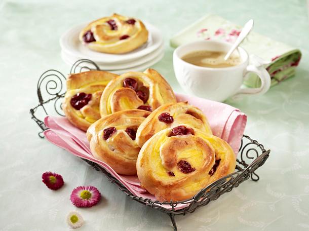Pudding-Kirsch-Schnecken Rezept