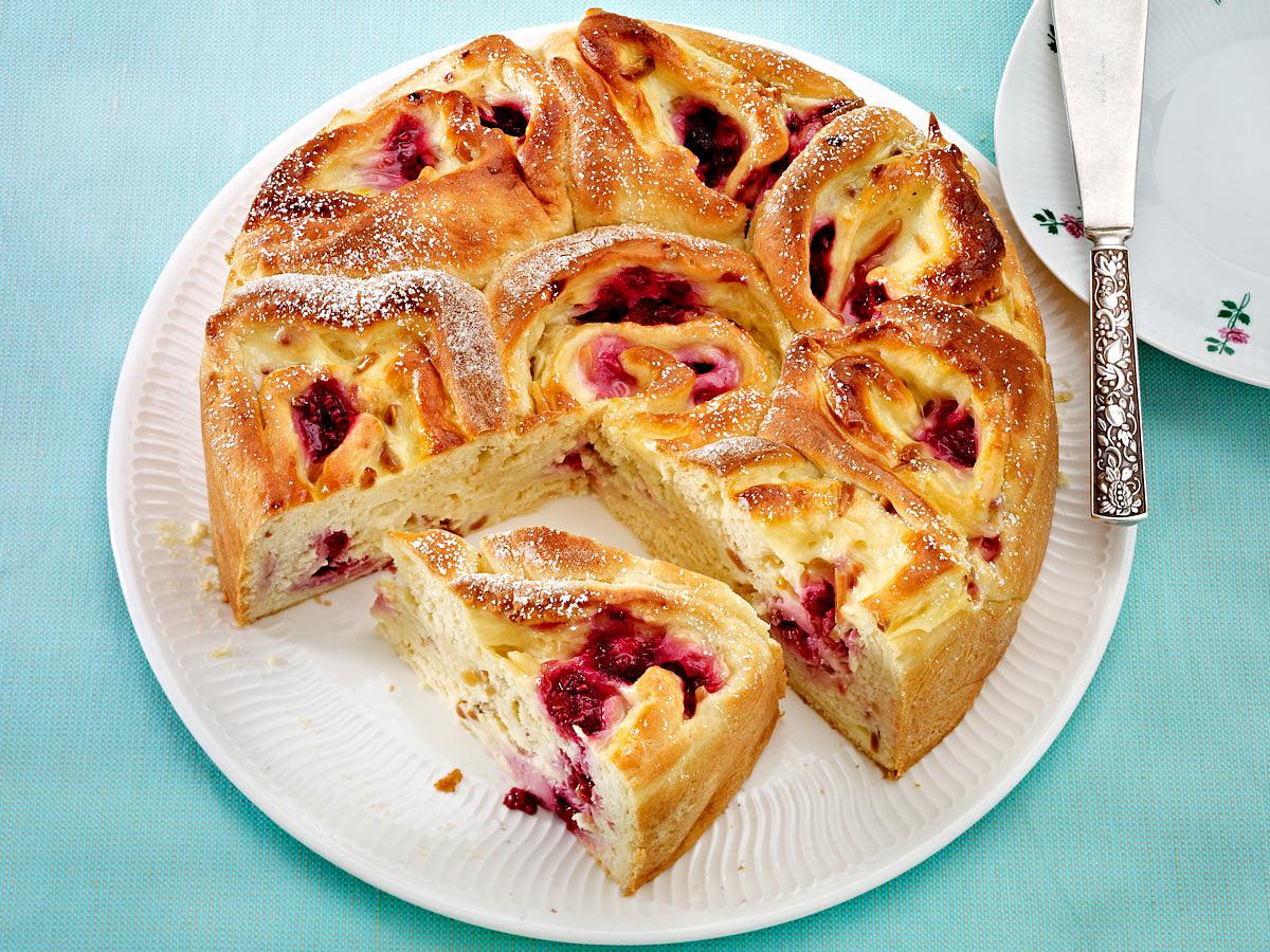 Pudding-Rosenkuchen mit Himbeeren Rezept