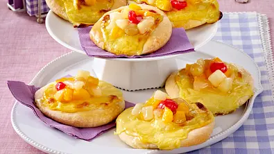 Pudding-Taler mit Fruchtcocktail Rezept - Foto: LECKER @ Bauer Media Group