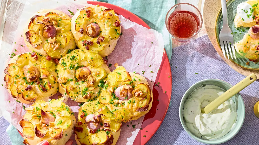 Pull-Apart-Blume im Backkartoffel-Style Rezept - Foto: LECKER @ Bauer Media Group Pull-Apart-Blume im Backkartoffel-Style Rezept - Foto: LECKER @ Bauer Media Group
