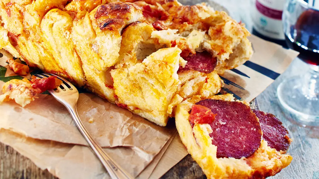 Pull-apart-Bread alla Pizza Rezept - Foto: LECKER @ Bauer Media Group Pull-apart-Bread alla Pizza Rezept - Foto: LECKER @ Bauer Media Group