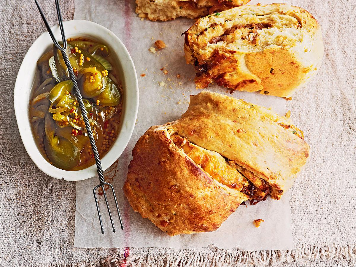 Pull-apart-Brot mit karamellisierten Zwiebeln Rezept