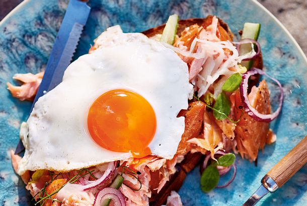 Pulled Lachs mit Ei auf Röstbrot Rezept Pulled Lachs mit Ei auf Röstbrot Rezept