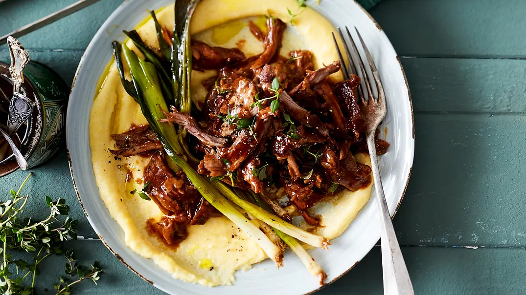 Pulled Lammkeule auf cremiger Polenta Rezept - Foto: LECKER @ Bauer Media Group