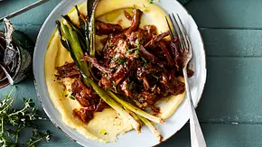Pulled Lammkeule auf cremiger Polenta Rezept - Foto: LECKER @ Bauer Media Group Pulled Lammkeule auf cremiger Polenta Rezept - Foto: LECKER @ Bauer Media Group