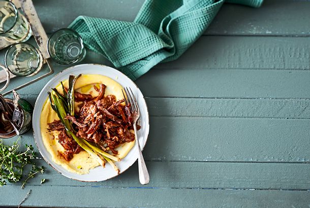 Pulled Lammkeule auf cremiger Polenta Rezept Pulled Lammkeule auf cremiger Polenta Rezept