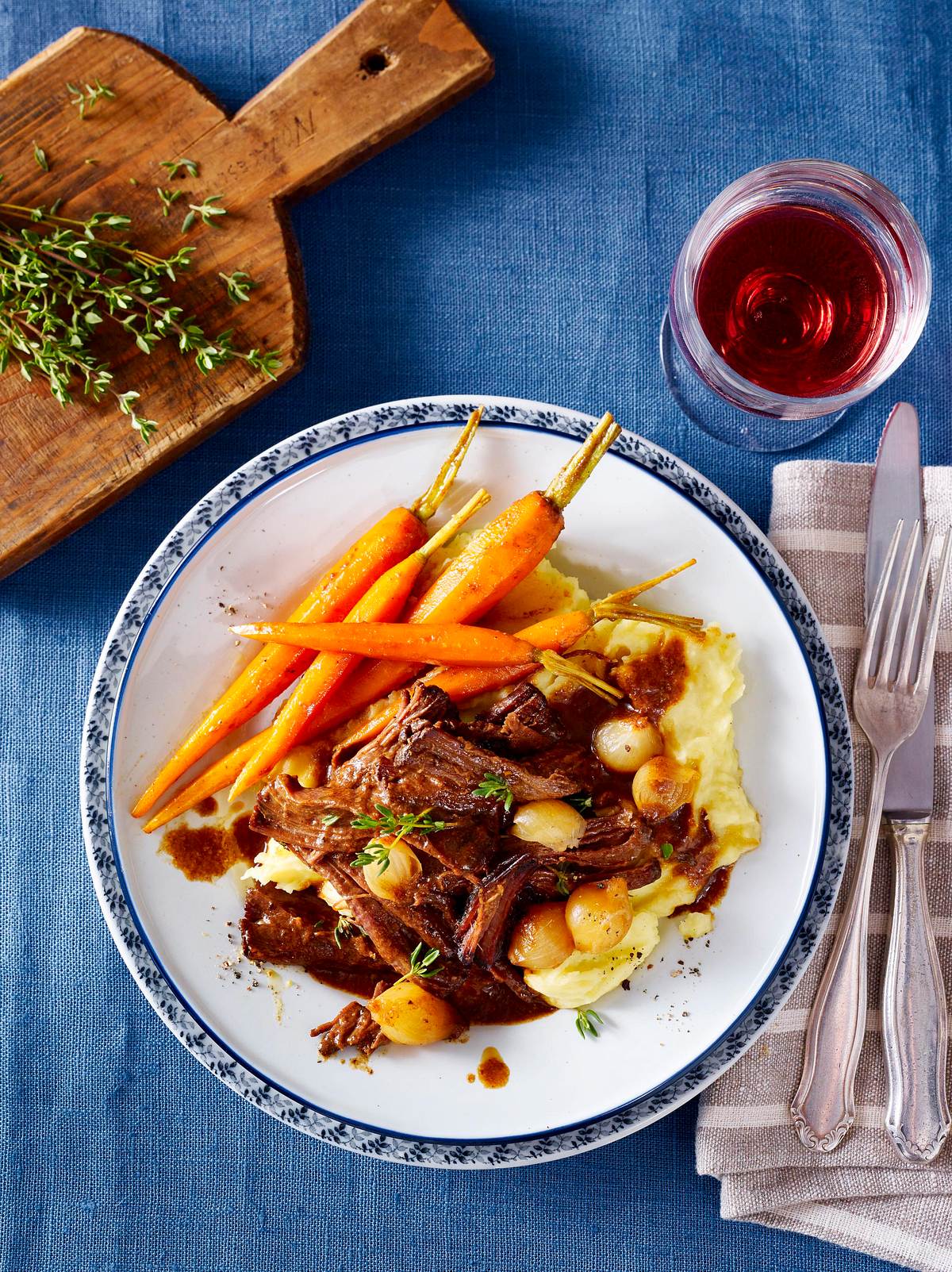 Pulled Pork mit Kartoffelpüree, Möhren und Perlzwiebeln Rezept