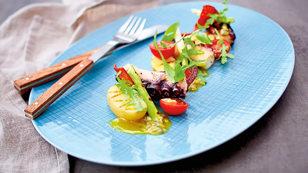Pulpo mit Chorizo und Maracuja-Öl Rezept - Foto: LECKER @ Bauer Media Group Pulpo mit Chorizo und Maracuja-Öl Rezept - Foto: LECKER @ Bauer Media Group