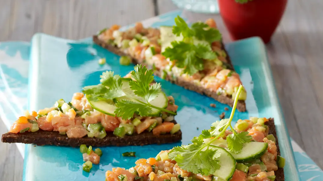 Pumpernickel belegt mit Tatar Rezept - Foto: LECKER @ Bauer Media Group Pumpernickel belegt mit Tatar Rezept - Foto: LECKER @ Bauer Media Group