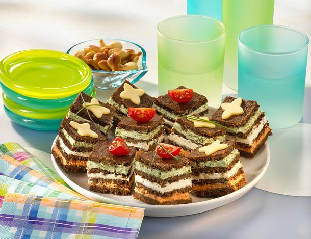 Pumpernickel-Häppchen mit Frischkäsefüllung Rezept Pumpernickel-Häppchen mit Frischkäsefüllung Rezept