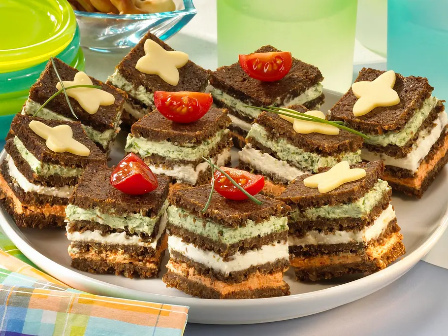Pumpernickel-Häppchen mit Frischkäsefüllung Rezept Pumpernickel-Häppchen mit Frischkäsefüllung Rezept