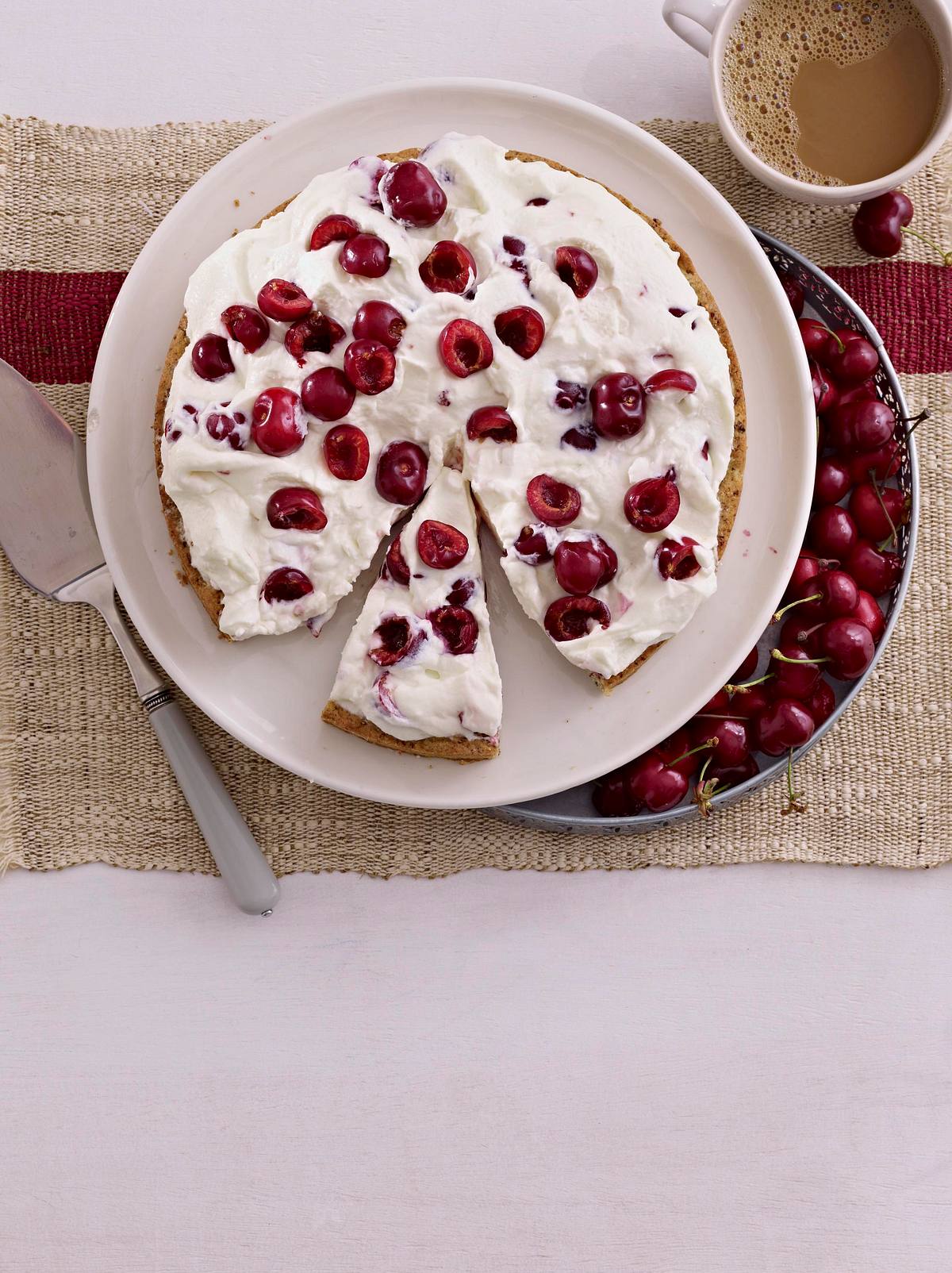 Pumpernickel-Kirsch-Torte mit Sahnecreme Rezept