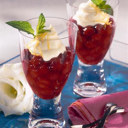 Punschkirschen mit Marzipan-Creme Rezept Punschkirschen mit Marzipan-Creme Rezept