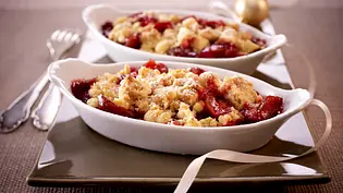 Punschpflaumen-Crumble Rezept - Foto: LECKER @ Bauer Media Group Punschpflaumen-Crumble Rezept - Foto: LECKER @ Bauer Media Group