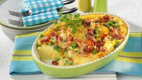 Püree-Auflauf mit Möhren, Erbsen und Eiersahne Rezept - Foto: Maass