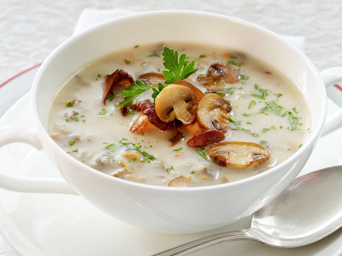 Pürierte feine Pilzsuppe mit Pfifferlingen und Champignons Rezept