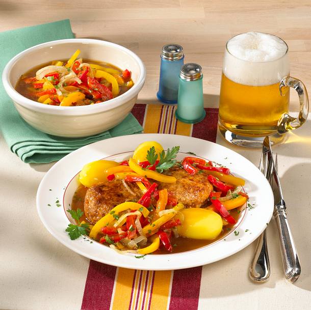 Puszta-Frikadellen mit Paprikasoße Rezept Puszta-Frikadellen mit Paprikasoße Rezept