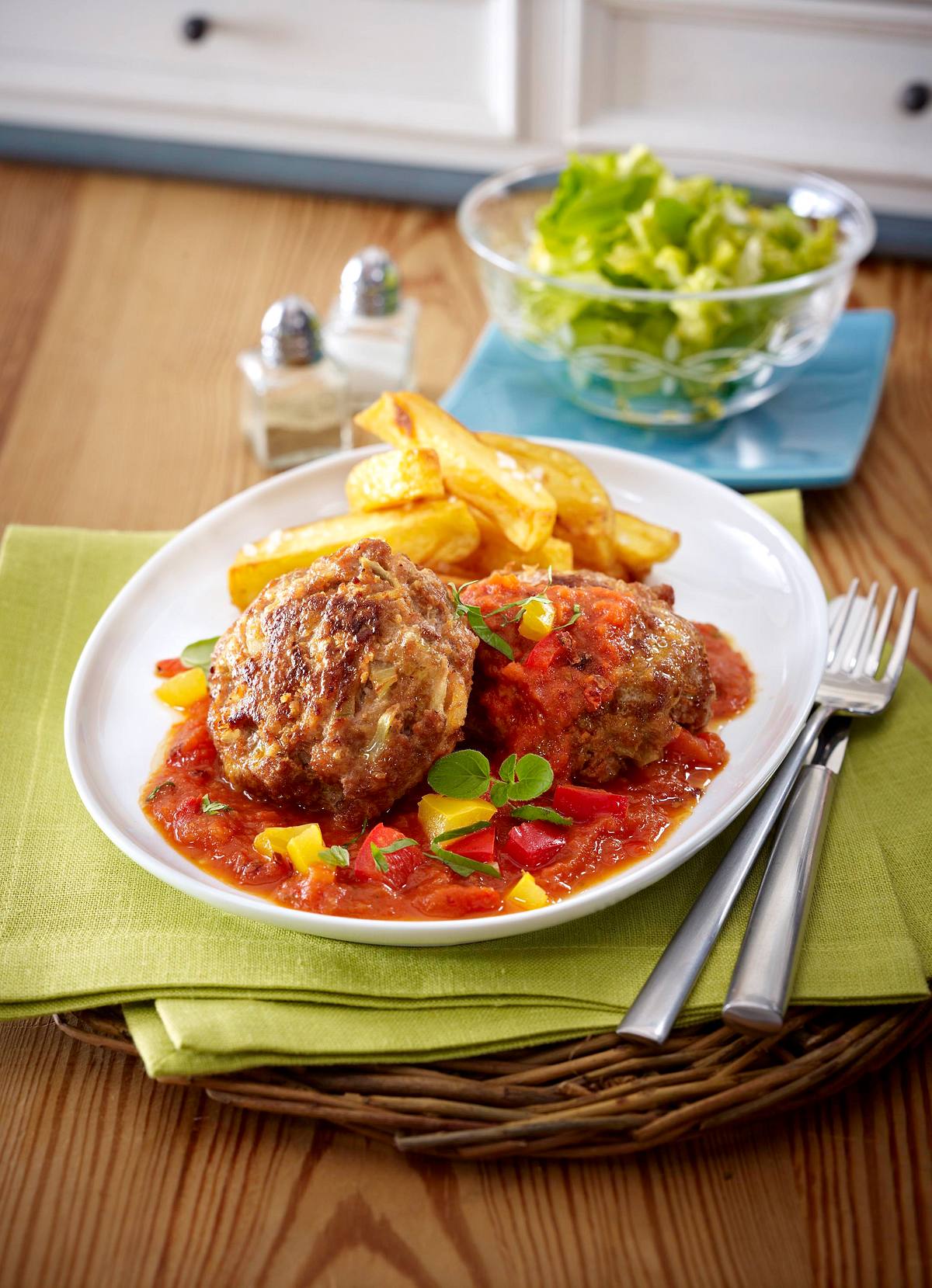 Puszta-Frikadellen mit Pommes frites Rezept