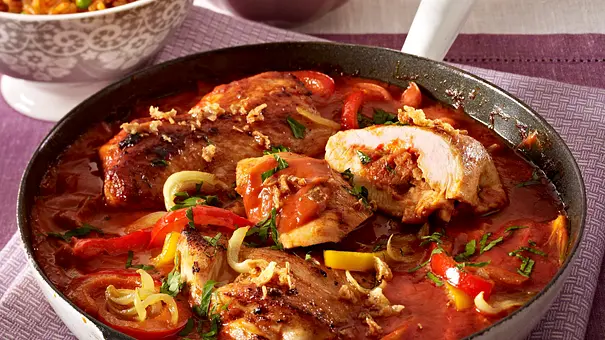 Puszta-Schnitzelpfanne mit ­Tomatenreis Rezept - Foto: LECKER @ Bauer Media Group