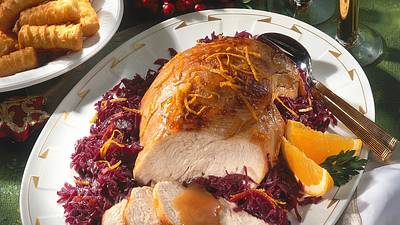 Pute à lorange auf Orangen-Rotkohl mit Kroketten Rezept - Foto: LECKER @ Bauer Media Group