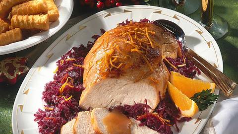 Pute à lorange auf Orangen-Rotkohl mit Kroketten Rezept - Foto: Först, Thomas