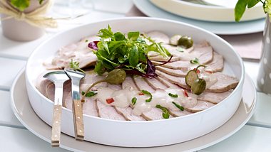 Puten-Carpaccio mit Thunfischcreme Rezept - Foto: House of Food / Bauer Food Experts KG