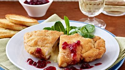 Puten-Cordon bleu mit Camembert und Birne und Preiselbeersoße Rezept - Foto: LECKER @ Bauer Media Group