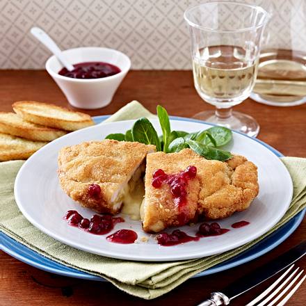 Puten-Cordon bleu mit Camembert und Birne und Preiselbeersoße Rezept Puten-Cordon bleu mit Camembert und Birne und Preiselbeersoße Rezept