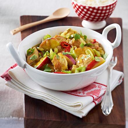 Puten-Curry-Gulasch mit Äpfeln, Lauchzwiebeln, Chili und Kokoschips zu Reis Rezept Puten-Curry-Gulasch mit Äpfeln, Lauchzwiebeln, Chili und Kokoschips zu Reis Rezept