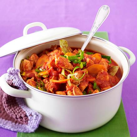 Puten-Gulasch mit Möhren und Porree Rezept Puten-Gulasch mit Möhren und Porree Rezept