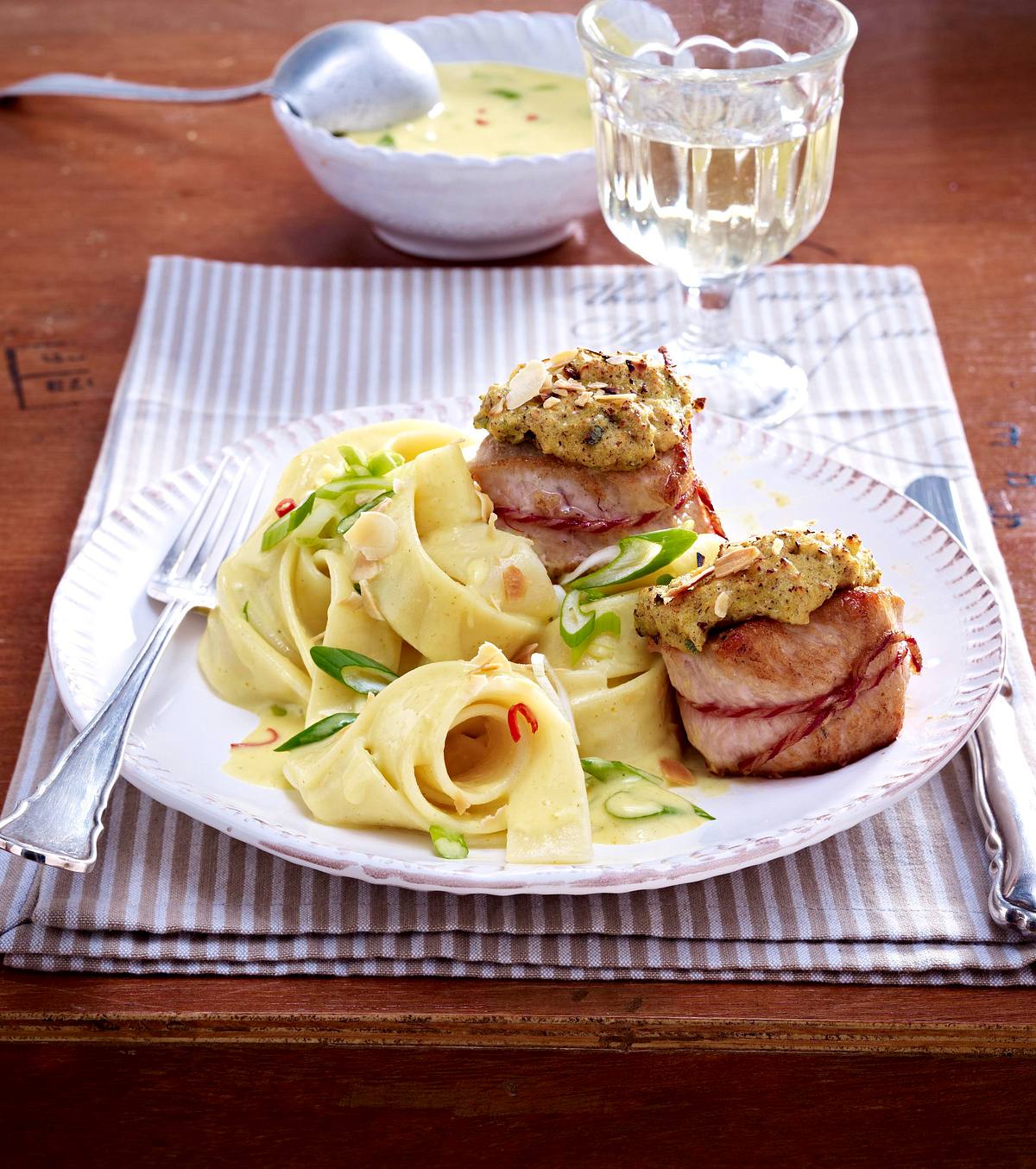 Puten-Medaillons mit Mandel-Kräuterkruste zu Bandnudeln und Currysoße Rezept