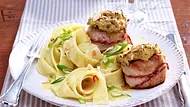 Puten-Medaillons mit Mandel-Kräuterkruste zu Bandnudeln und Currysoße Rezept - Foto: LECKER @ Bauer Media Group