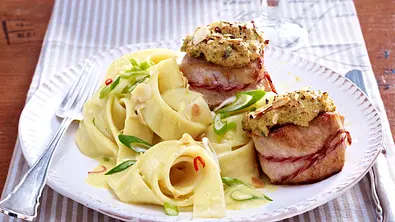 Puten-Medaillons mit Mandel-Kräuterkruste zu Bandnudeln und Currysoße Rezept - Foto: LECKER @ Bauer Media Group