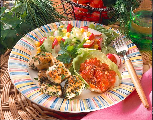 Puten-Nuggets mit buntem Salat Rezept