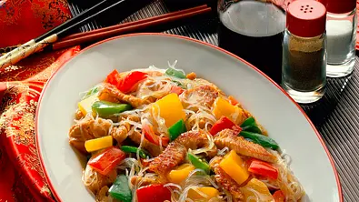 Puten-Paprika-Pfanne mit Glasnudeln Rezept - Foto: LECKER @ Bauer Media Group