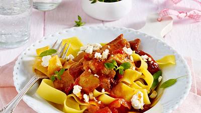 Puten-Paprika-Ragout auf Bandnudeln Rezept - Foto: LECKER @ Bauer Media Group