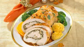 Puten-Rollbraten mit Kräuterfüllung Rezept - Foto: LECKER @ Bauer Media Group Puten-Rollbraten mit Kräuterfüllung Rezept - Foto: LECKER @ Bauer Media Group