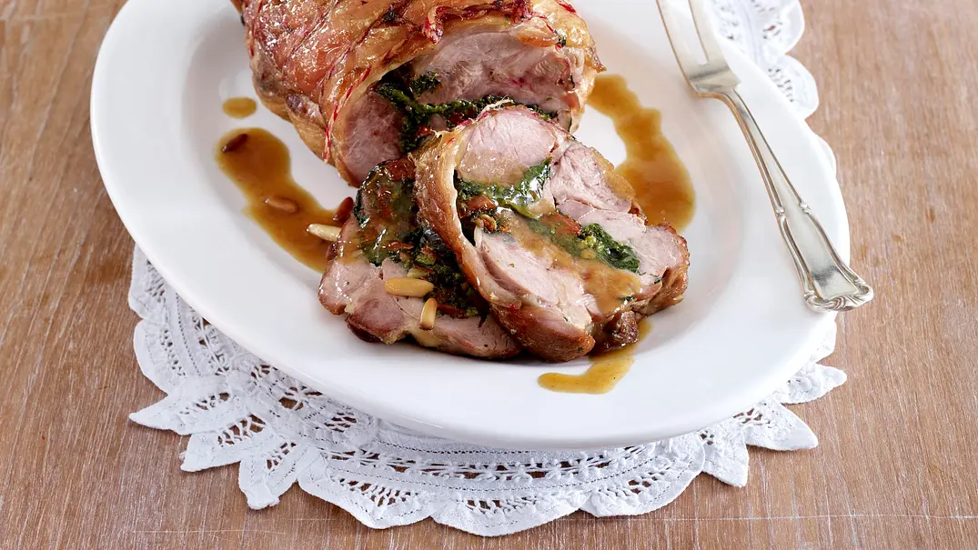Puten-Rollbraten mit Spinat-Tomaten-Füllung Rezept - Foto: LECKER @ Bauer Media Group Puten-Rollbraten mit Spinat-Tomaten-Füllung Rezept - Foto: LECKER @ Bauer Media Group