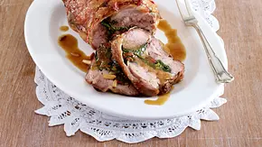 Puten-Rollbraten mit Spinat-Tomaten-Füllung Rezept - Foto: LECKER @ Bauer Media Group Puten-Rollbraten mit Spinat-Tomaten-Füllung Rezept - Foto: LECKER @ Bauer Media Group