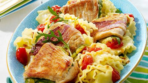 Puten-Saltimbocca mit Tomaten-Frischkäse-Nudeln Rezept - Foto: House of Food / Bauer Food Experts KG