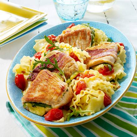 Puten-Saltimbocca mit Tomaten-Nudeln Rezept Puten-Saltimbocca mit Tomaten-Nudeln Rezept