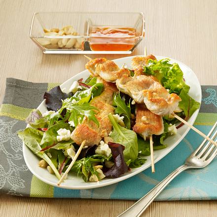 Puten-Saté auf Babysalatblättern Rezept Puten-Saté auf Babysalatblättern Rezept